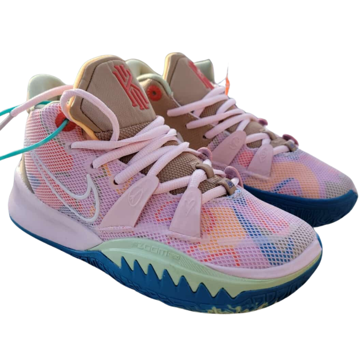 Comprar Tenis Nike Jordan Kyrie Irving 7 Mujer. ¿Estás buscando comprar Tenis Nike Jordan Kyrie Irving 7 Mujer? En Onlineshoppingcenterg, tenemos las mejores opciones para que encuentres el par ideal que combine estilo, rendimiento y comodidad. Descubre por qué estos tenis son tan populares y cómo elegir el modelo perfecto para ti.  ¿Por Qué Elegir los Tenis Nike Jordan Kyrie Irving 7 Mujer? Los Nike Jordan Kyrie Irving 7 Mujer están diseñados para quienes buscan un calzado que ofrezca rendimiento en la cancha de baloncesto y estilo fuera de ella. Estos tenis son la mezcla perfecta de diseño innovador, materiales de alta calidad y una tecnología que mejora tu desempeño.  Beneficios de los Kyrie Irving 7 Diseño Moderno y Versátil Los Tenis Kyrie Irving 7 destacan por su diseño llamativo, con colores y patrones únicos. También están disponibles en versiones específicas como los Kyrie 7 Mujer y los Kyrie Irving 7 Tenis para todos los gustos.  Tecnología Avanzada  Tracción de Alta Calidad: Su suela ofrece un excelente agarre en diferentes superficies, ideal para el baloncesto. Amortiguación Reactiva: Cuentan con una entresuela que proporciona comodidad y soporte en cada movimiento. Diseño Ligero: Perfectos para quienes buscan velocidad y agilidad. Inspirados en el Rendimiento de Kyrie Irving Estos tenis están diseñados para reflejar el estilo de juego ágil y explosivo de Kyrie Irving. Además, modelos relacionados como el Nike Kyrie 8 y el Kyrie Irving Infinity ofrecen características similares.  Características Clave de los Tenis Kyrie Irving 7 1. Estilo y Versatilidad Las zapatillas Kyrie Irving 7 son ideales para quienes buscan un calzado que puedan usar tanto para entrenamientos como para el día a día. Su diseño moderno las hace destacar entre otros modelos, como los Zapatos Kyrie Irving 5 o los Kyrie Irving 8 Aluminium.  2. Variedad de Opciones para Todos los Gustos Colores Vibrantes: Disponibles en tonos llamativos y clásicos como el Kyrie 8 Blancas. Ediciones Especiales: Modelos como el Kyrie 8 EYBL o el Kyrie 8 Infinity EYBL ofrecen diseños exclusivos para los fanáticos más exigentes. 3. Precio Asequible Encuentra los Kyrie Irving 7 Precio Colombia más competitivos en Onlineshoppingcenterg. Ofrecemos descuentos y promociones que se adaptan a cualquier presupuesto.